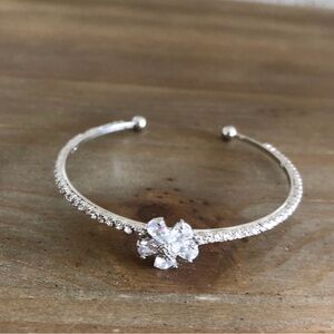 NWOT Elegant Silver Floral Bracelet